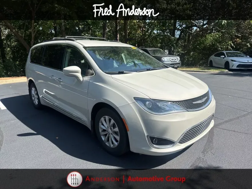 2017 Chrysler Pacifica Touring L photo 1