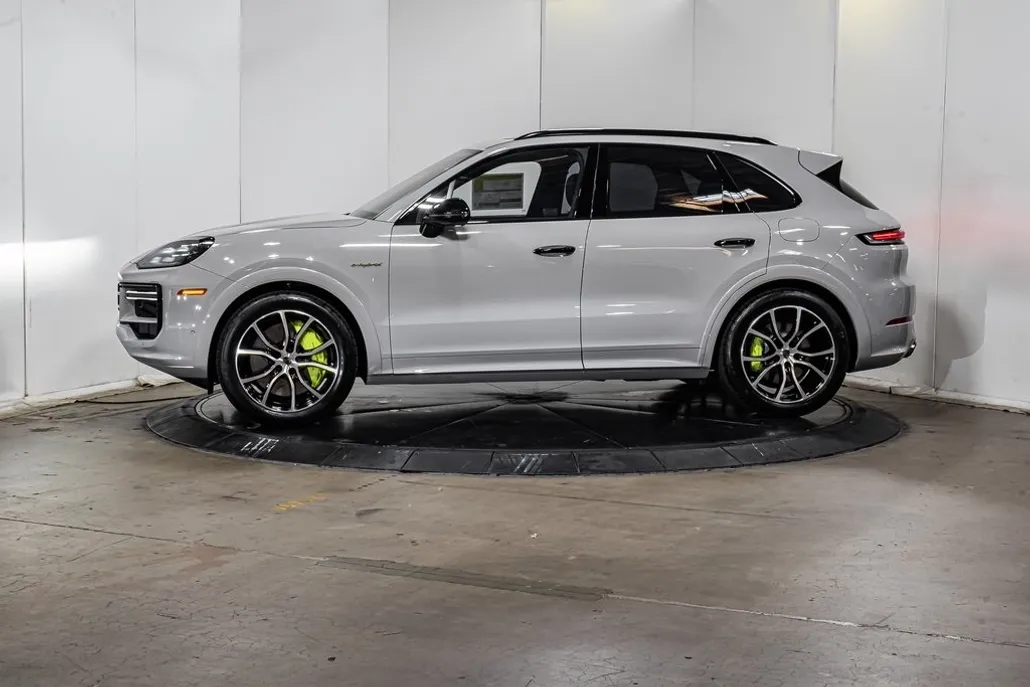 2025 Porsche Cayenne Turbo E-Hybrid photo 1