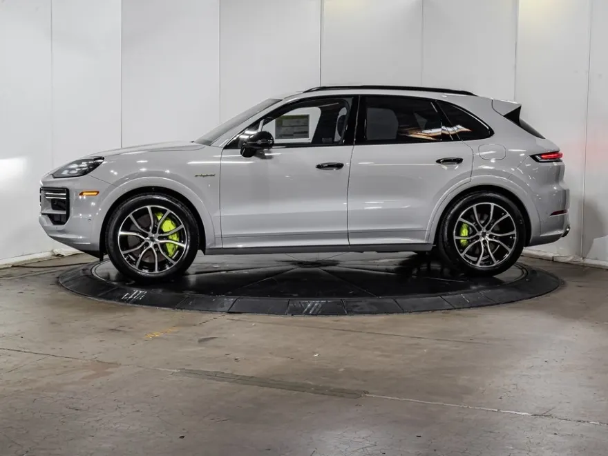 2025 Porsche Cayenne Turbo E-Hybrid photo 1