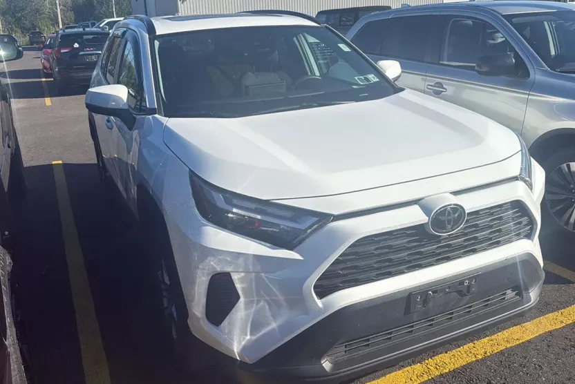 2023 Toyota RAV4 XLE photo 1