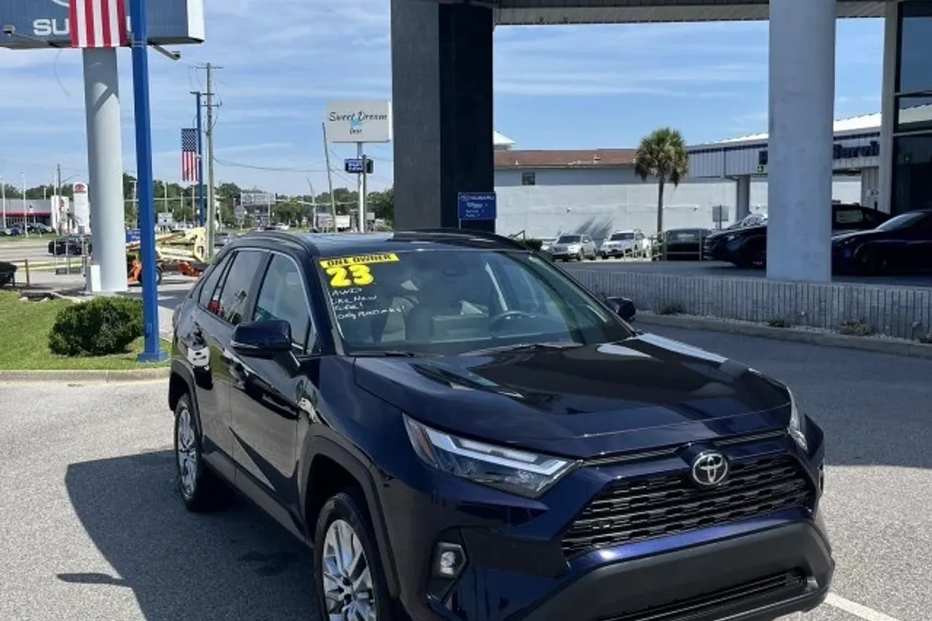 2023 Toyota RAV4 XLE Premium photo 1