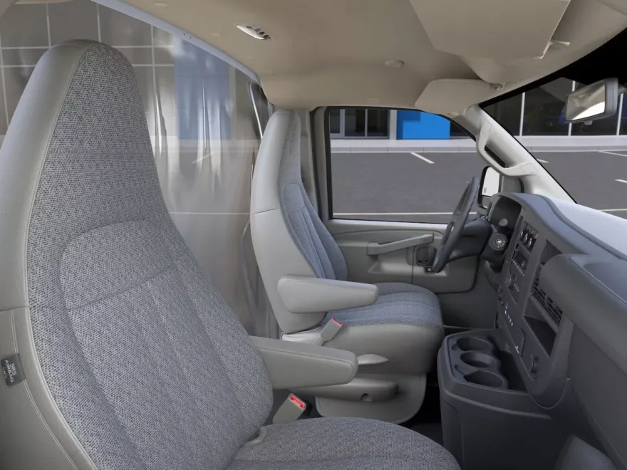 2025 Chevrolet Express Cutaway 3500 photo 1
