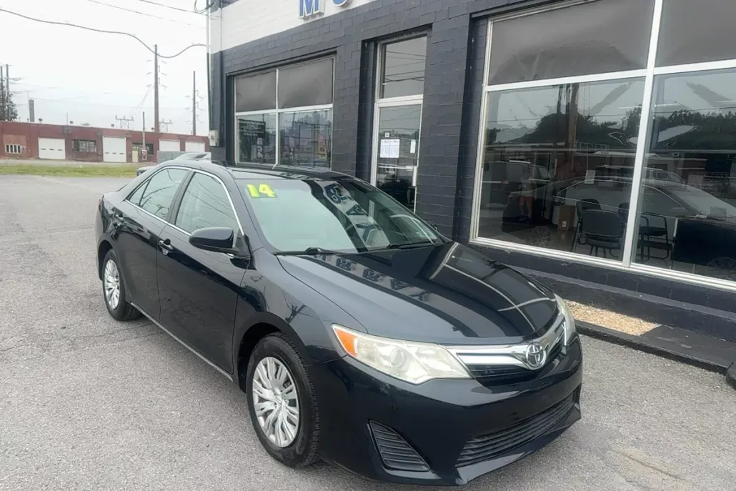 2014 Toyota Camry LE photo 1