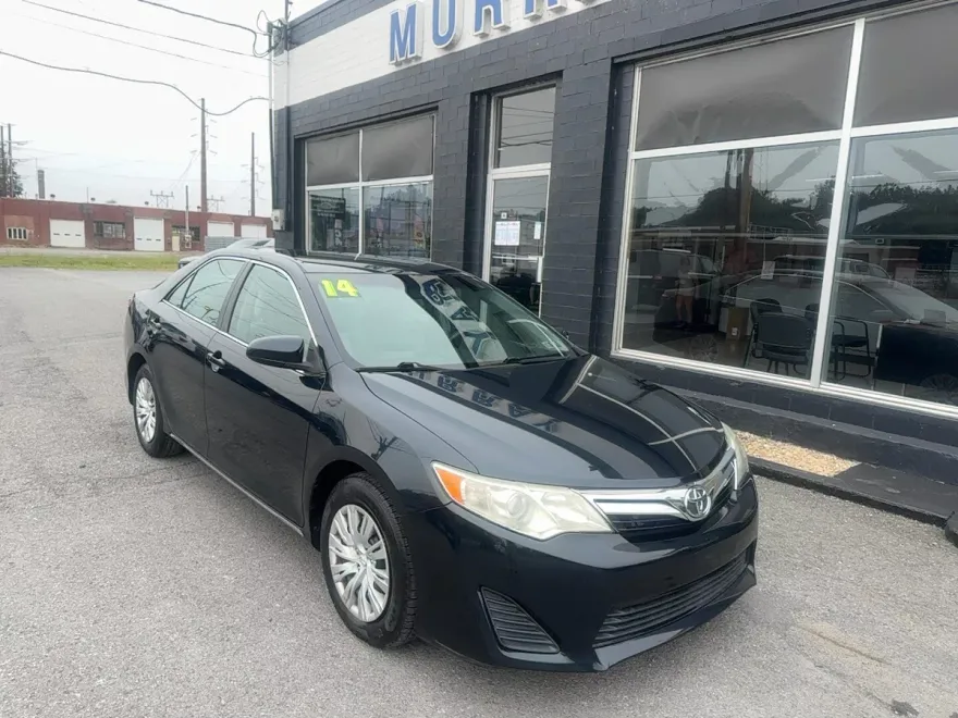 2014 Toyota Camry LE photo 1
