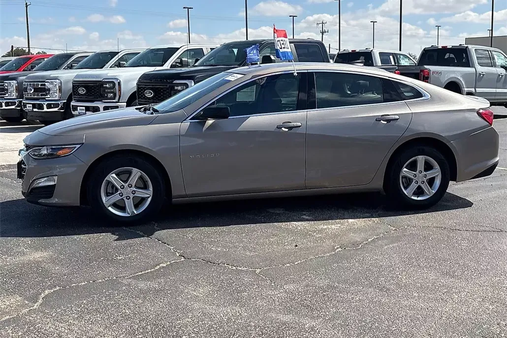 2023 Chevrolet Malibu LS photo 1