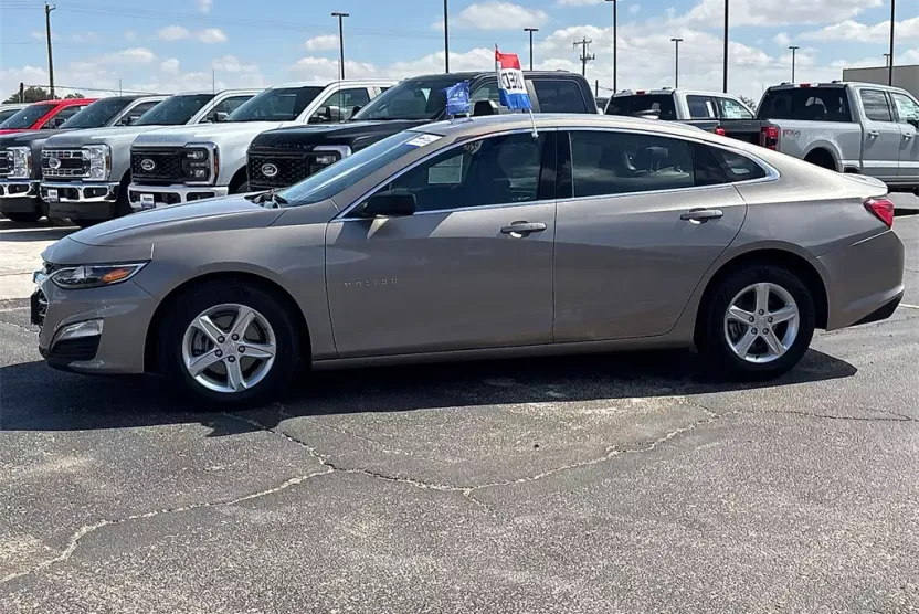 2023 Chevrolet Malibu LS photo 1
