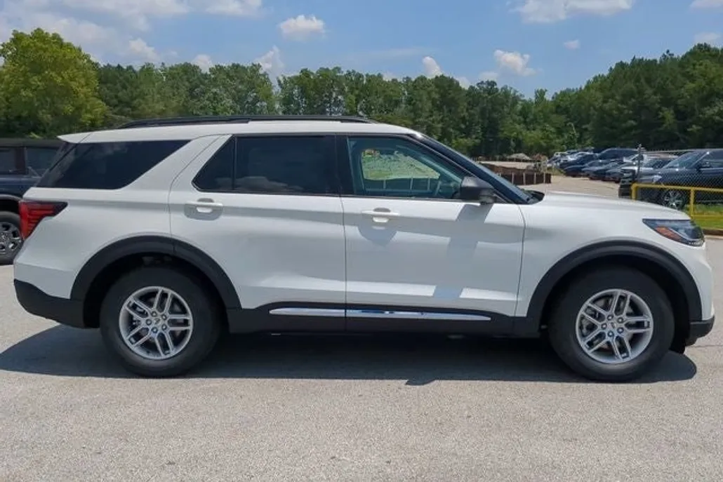 2025 Ford Explorer photo 1