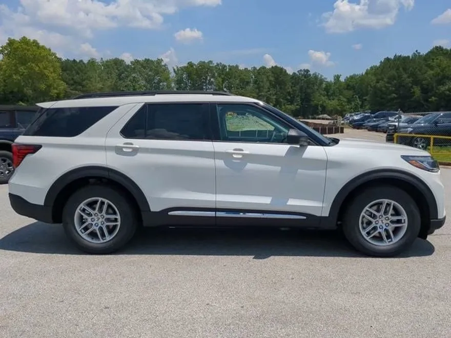 2025 Ford Explorer photo 1