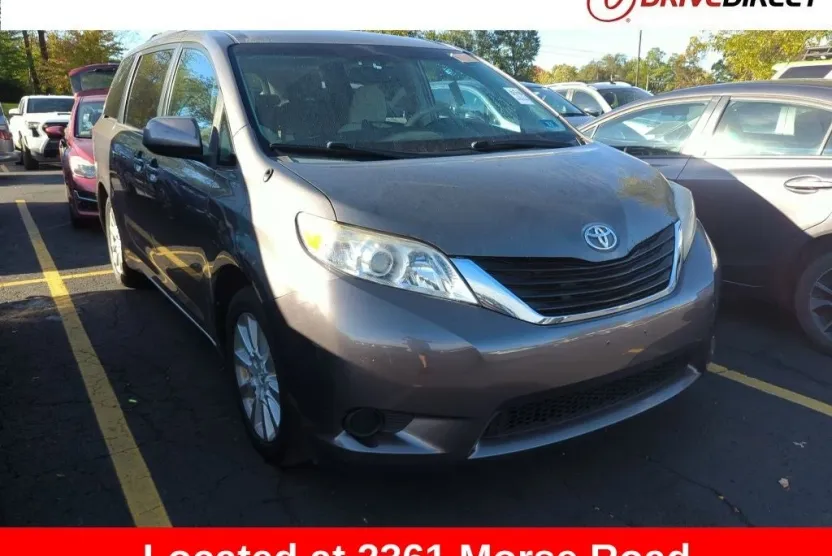 2014 Toyota Sienna LE photo 1