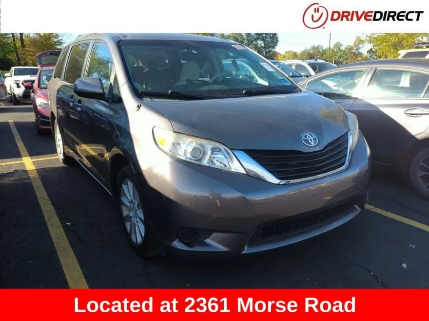 2014 Toyota Sienna LE photo 1