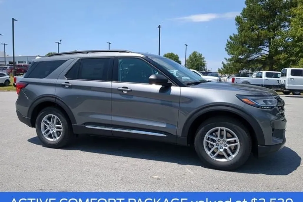 2025 Ford Explorer photo 1