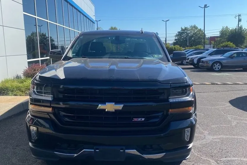 2017 Chevrolet Silverado 1500 LT photo 1