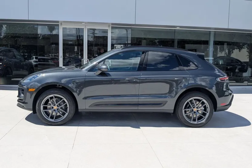 2026 Porsche Macan T photo 1