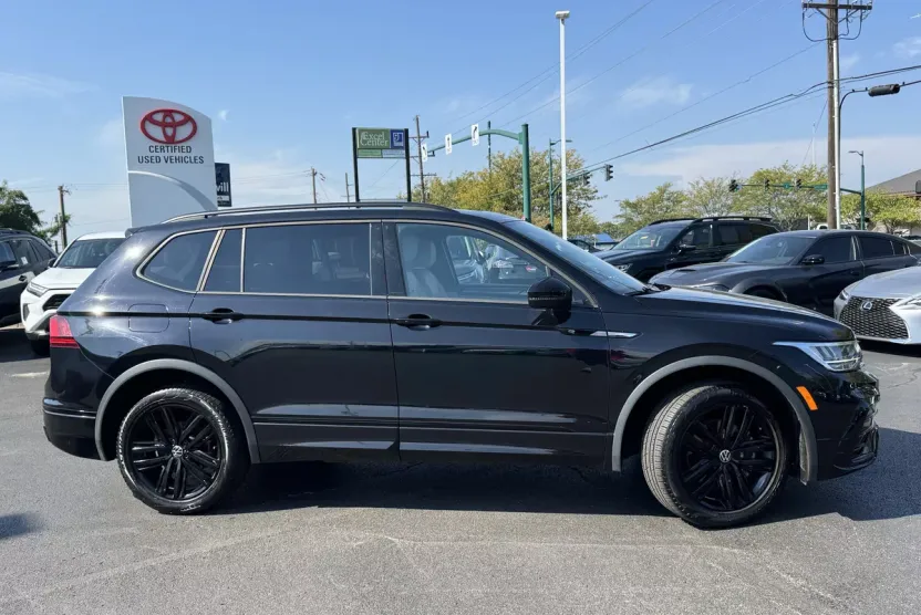 2022 Volkswagen Tiguan SE R-Line Black photo 1