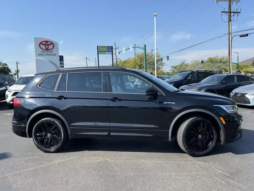 2022 Volkswagen Tiguan SE R-Line Black photo 1