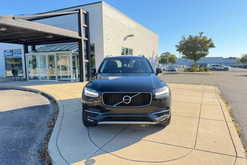 2016 Volvo XC90 Momentum photo 1