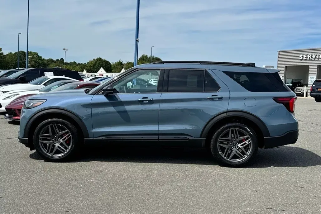2025 Ford Explorer ST photo 1