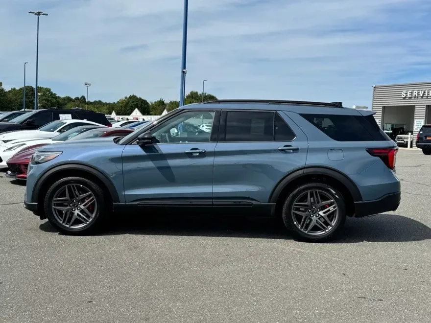 2025 Ford Explorer ST photo 1
