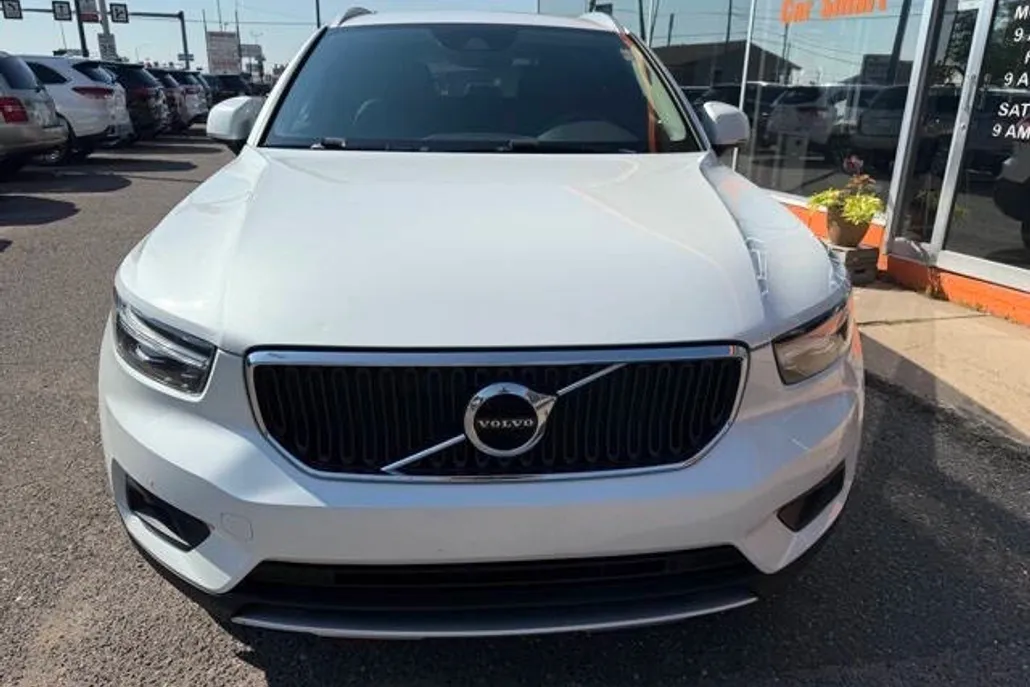 2022 Volvo XC40 T5 Momentum photo 1