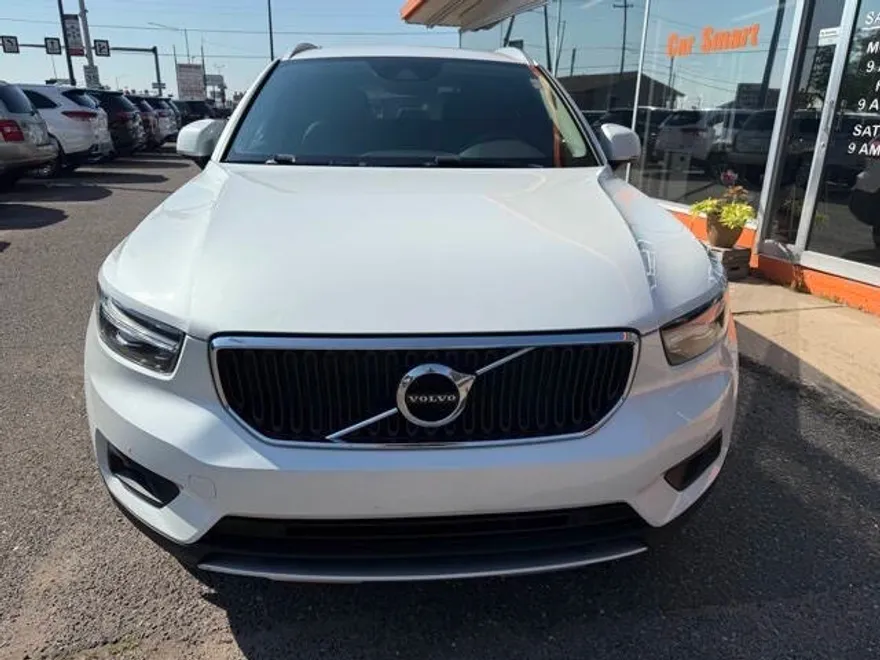 2022 Volvo XC40 T5 Momentum photo 1