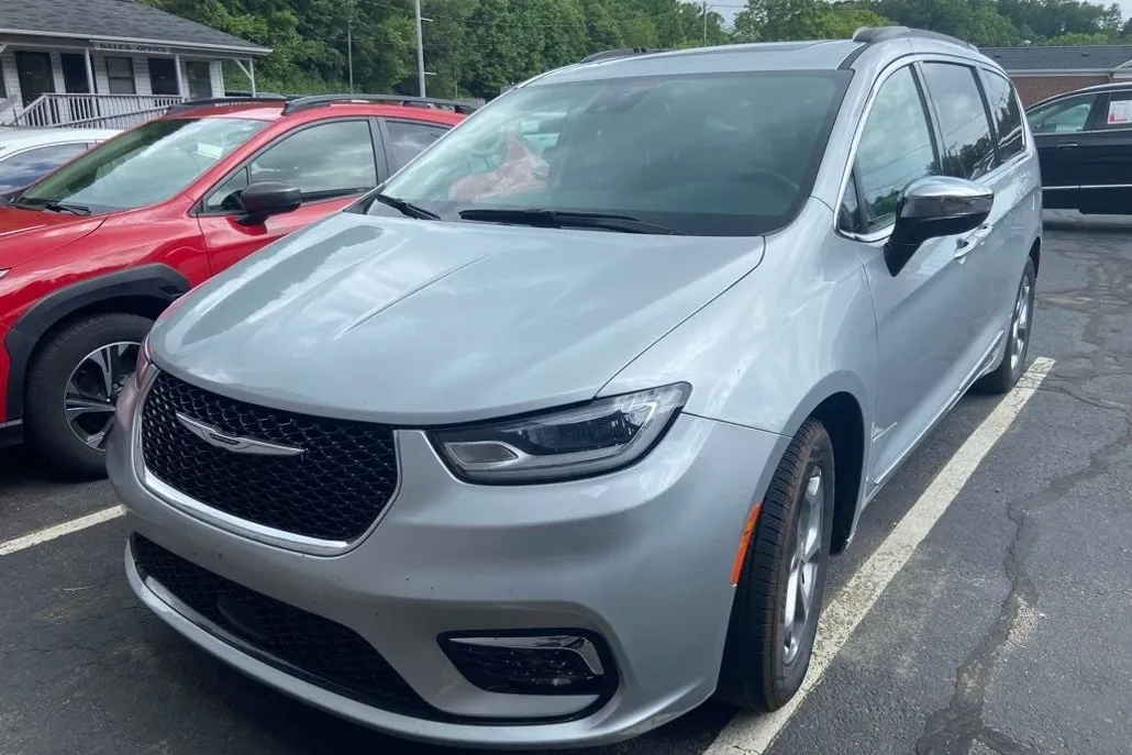 2023 Chrysler Pacifica Limited photo 1