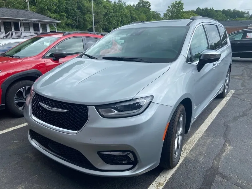 2023 Chrysler Pacifica Limited photo 1