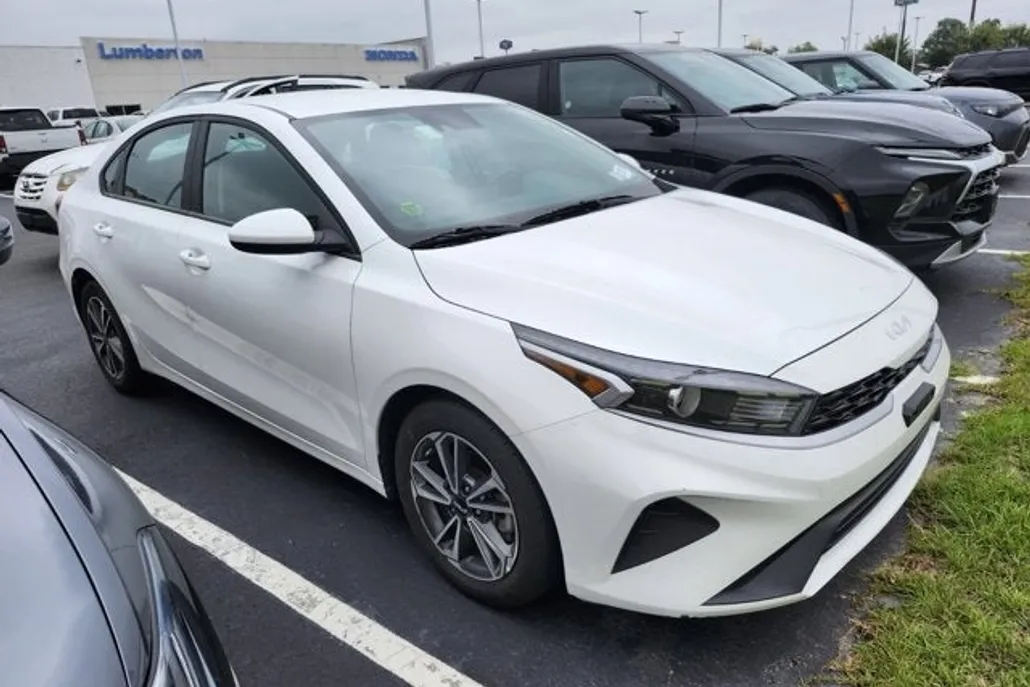 2023 Kia Forte LXS photo 1