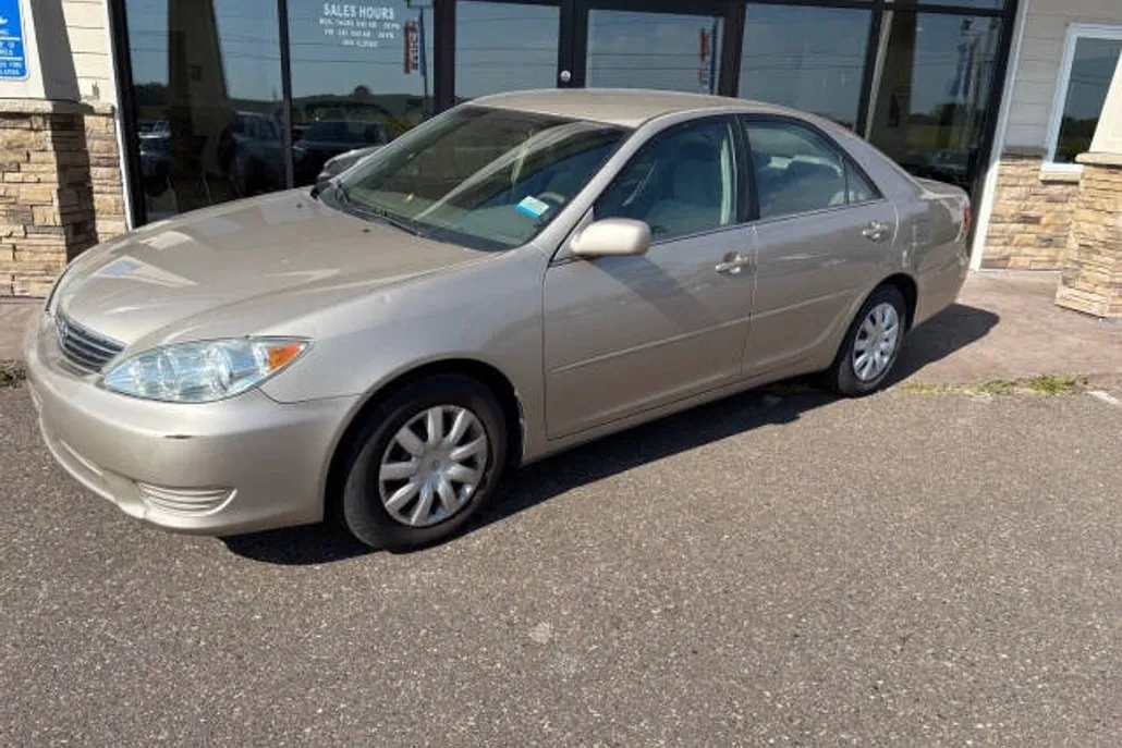 2005 Toyota Camry LE photo 1