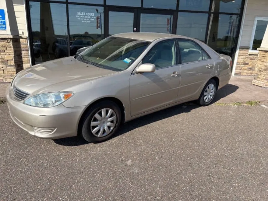 2005 Toyota Camry LE photo 1
