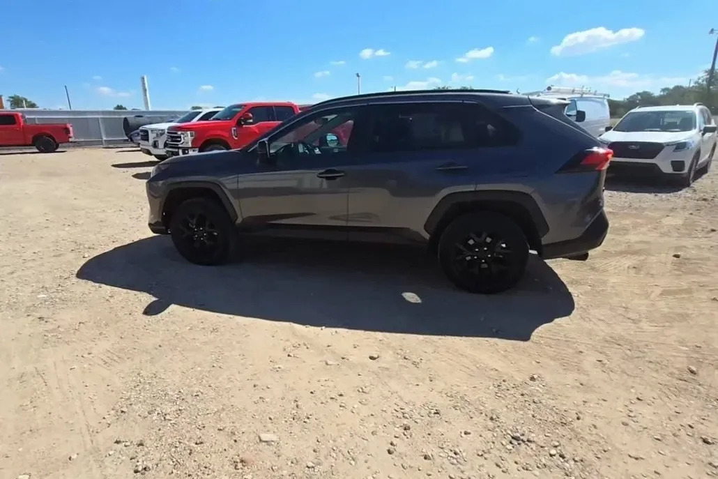 2021 Toyota RAV4 LE photo 1