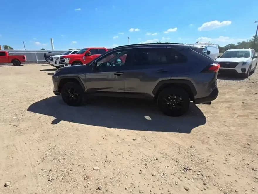 2021 Toyota RAV4 LE photo 1