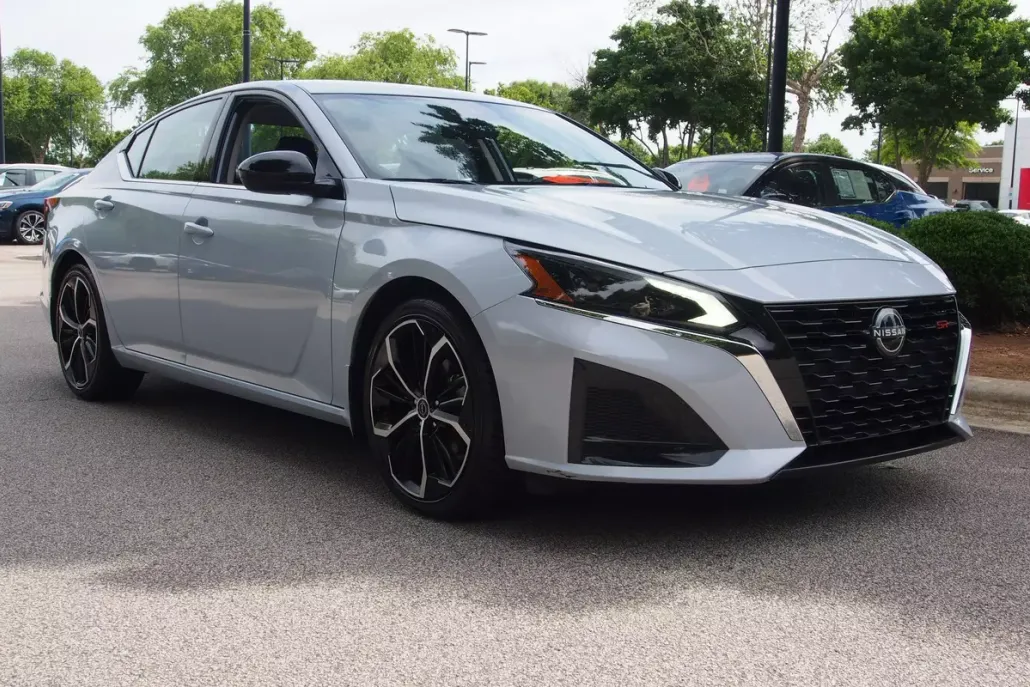 2023 Nissan Altima 2.5 SR photo 1