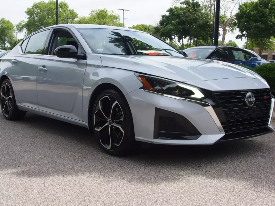 2023 Nissan Altima 2.5 SR photo 1