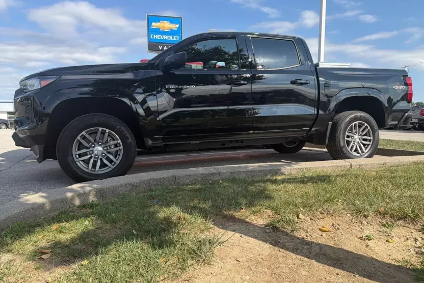 2024 Chevrolet Colorado LT photo 1