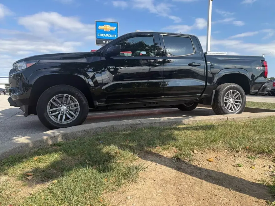 2024 Chevrolet Colorado LT photo 1