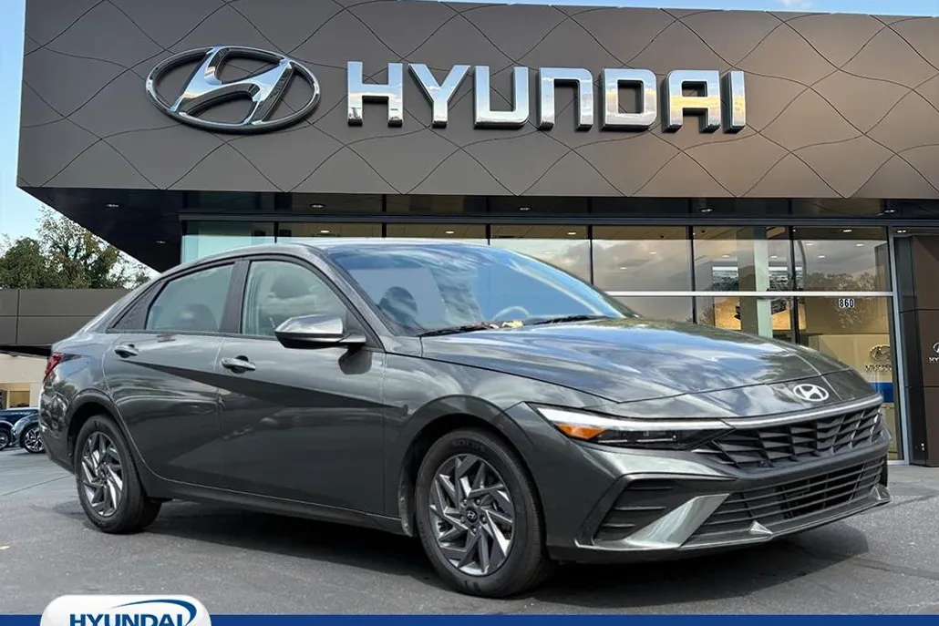 2024 Hyundai Elantra SEL photo 1