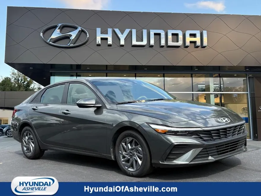 2024 Hyundai Elantra SEL photo 1