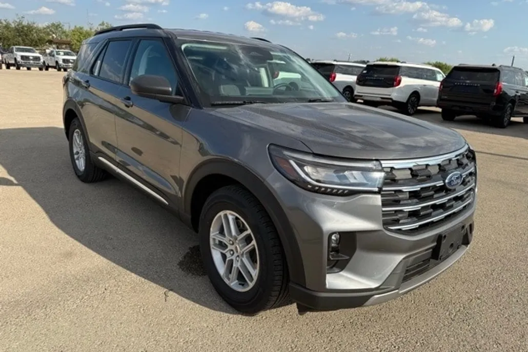 2025 Ford Explorer photo 1