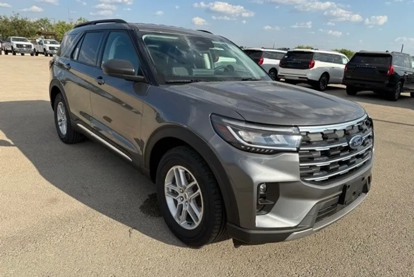 2025 Ford Explorer photo 1