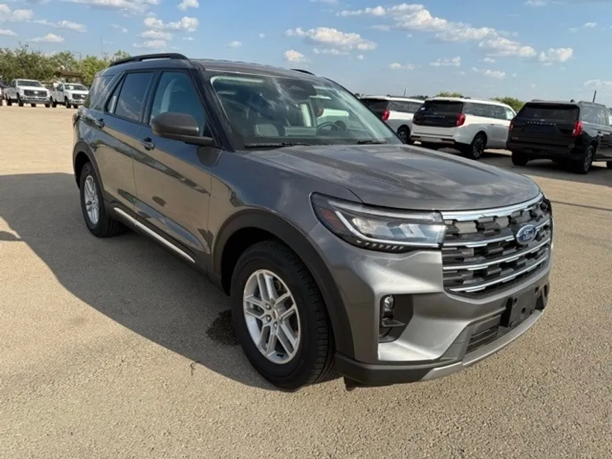 2025 Ford Explorer photo 1