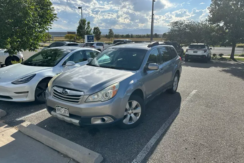 2010 Subaru Outback Premium photo 1