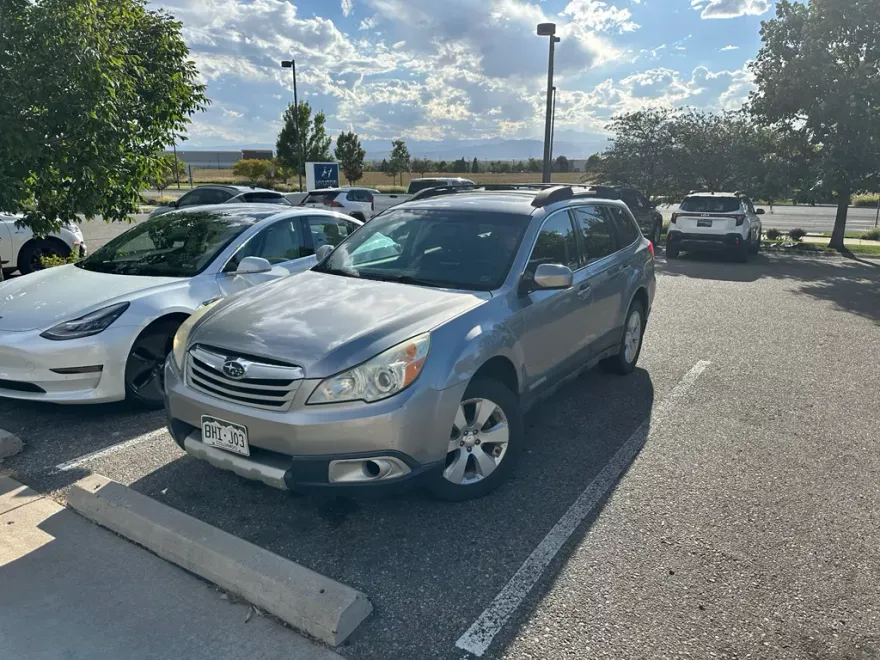 2010 Subaru Outback Premium photo 1