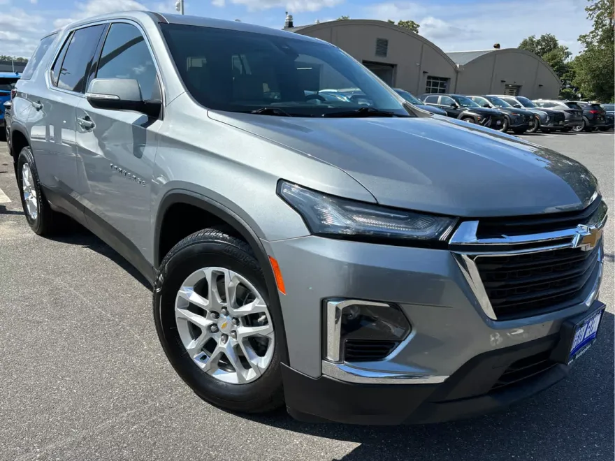 2023 Chevrolet Traverse LS photo 1