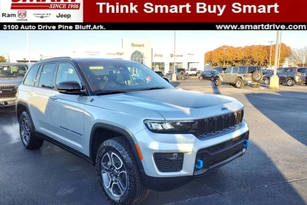 2024 Jeep Cherokee 4xe Trailhawk photo 1