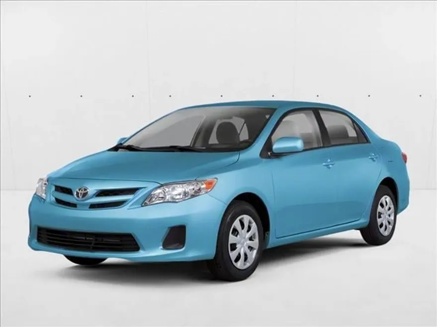2013 Toyota Corolla LE photo 1