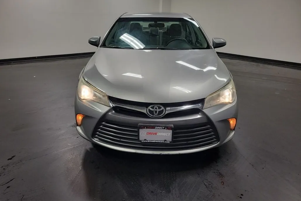 2015 Toyota Camry LE photo 1