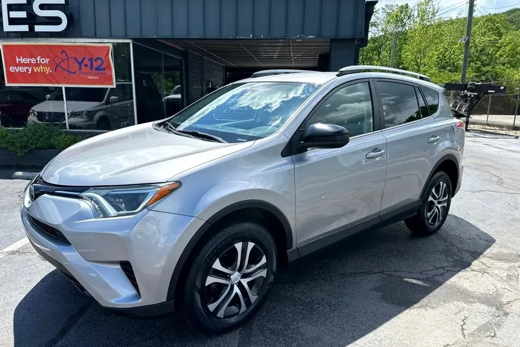 2017 Toyota RAV4 LE photo 1