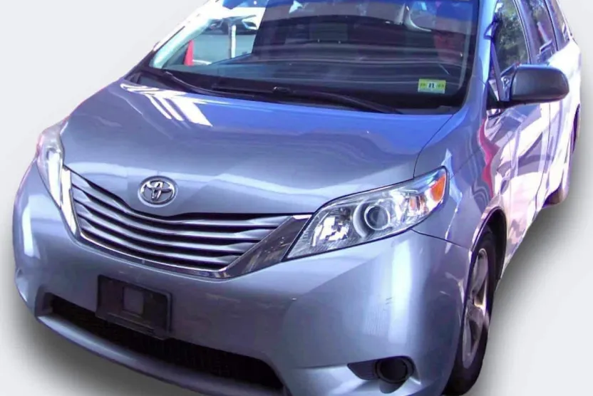 2015 Toyota Sienna LE photo 1