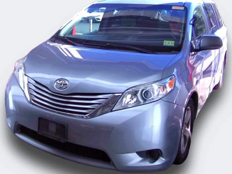 2015 Toyota Sienna LE photo 1