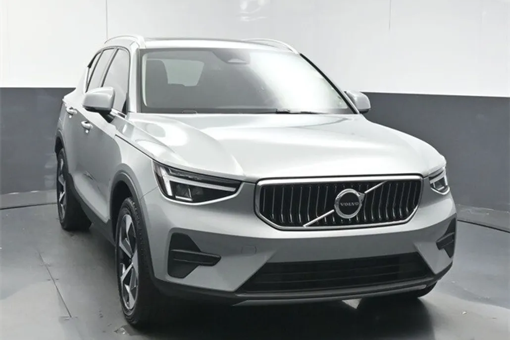2025 Volvo XC40 Core photo 1